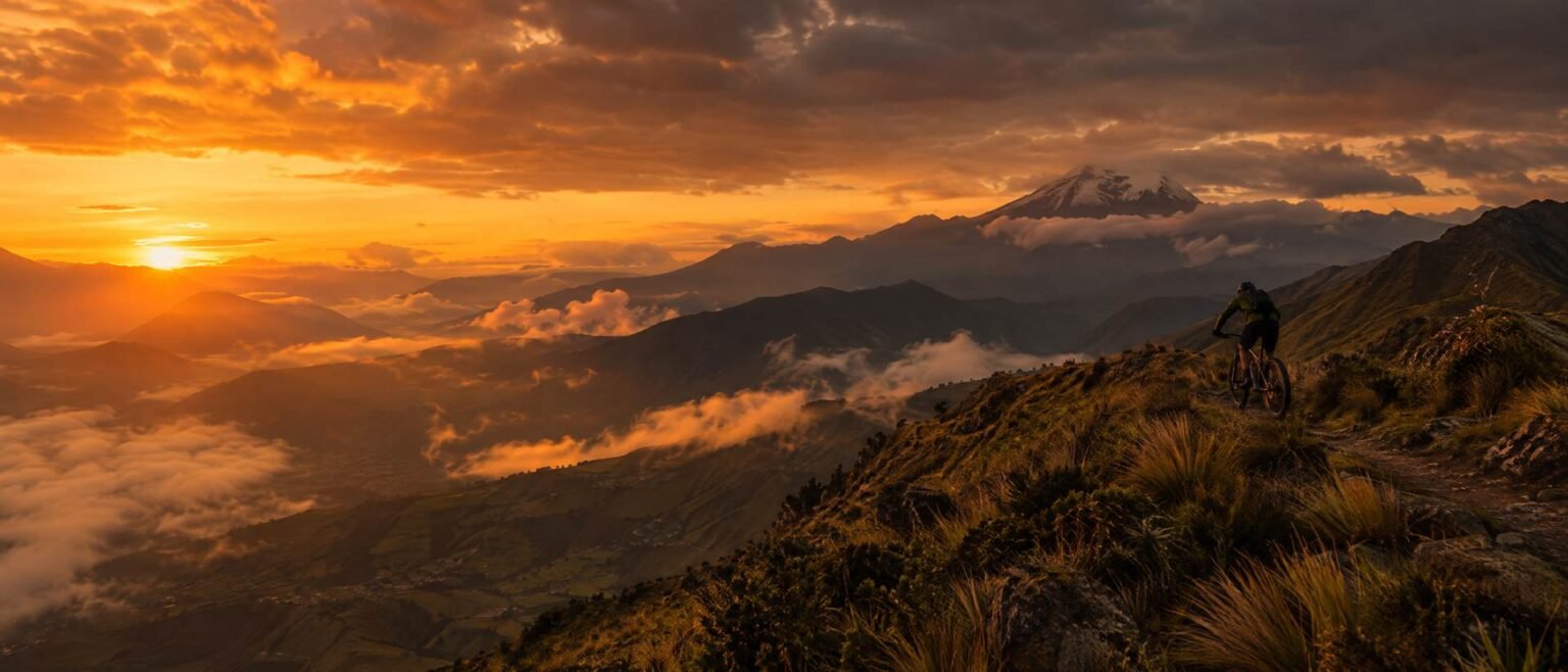 Ciclista de montaña en un sendero de los Andes de Ecuador